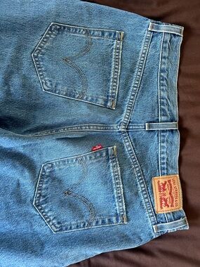 Levi's Blue Denim Jeans - Classic Back Pocket Style